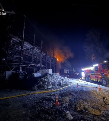У Києві через російську атаку горіла двоповерхова будівля