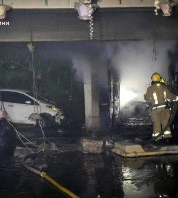 Палаючі авто та 19-річний постраждалий: що сталося на проспекті Небесної Сотні в Одесі