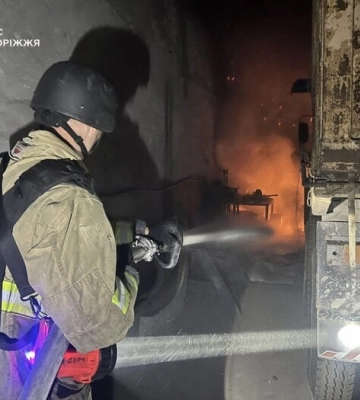 Ворог вночі вдарив по СТО у Запоріжжі, спалахнула пожежа