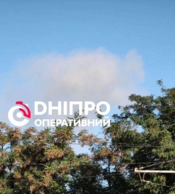 У Дніпрі прогримів вибух: спалахнула пожежа, людей просять бути в укриттях