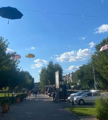 У Дніпрі розбирають нову фотозону руками: куди поділися десятки парасольок