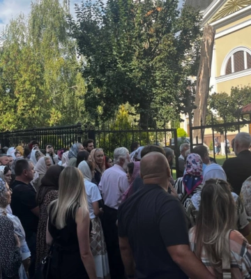 У Чернівцях держвиконавець проводить опис Свято-Духівського собору: віряни оточили церкву