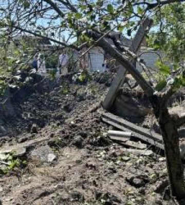 Вирва серед будинків: наслідки атаки РФ на Кременчук