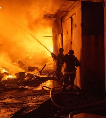 Ворог атакував Хмельницький: загорівся ринок, під час гасіння сталася повторна детонація – постраждали рятувальники