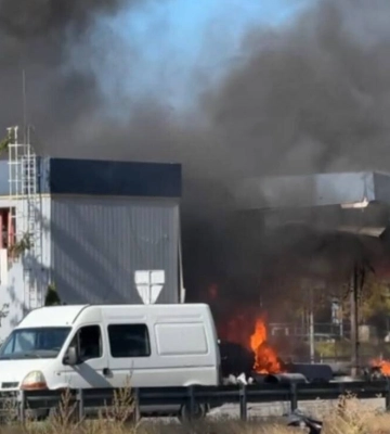 В Киеве обломки дрона упали на АЗС возле торгового центра, есть пострадавшие