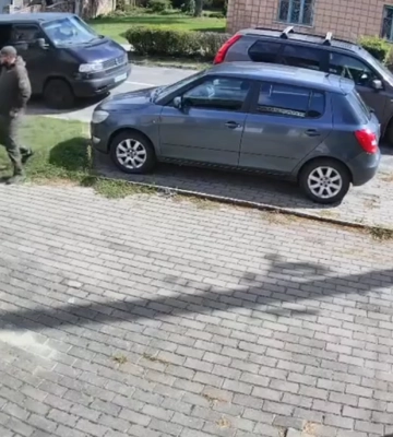 На Волині чоловіки у військовій формі силоміць посадили велосипедиста в бус: у ТЦК пояснили ситуацію