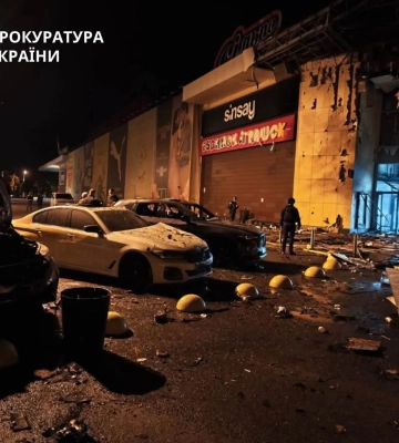 У Сумах БпЛА влучив в автостоянку ТЦ: є загиблі та поранені, серед яких - діти