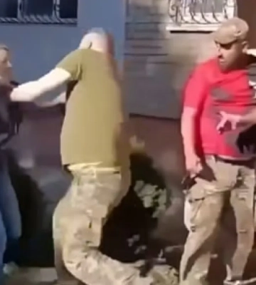 Женщину силой усадили на клумбу во Львове, а в ТЦК обвинили саму пострадавшую