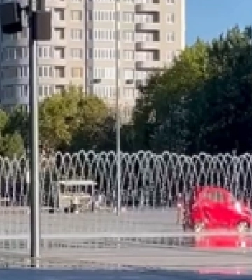 У Миколаєві водій влаштував «автомийку» у фонтані на Соборній