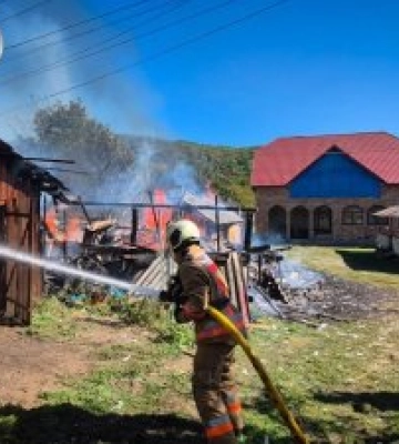 На Рахівщині вогонь охопив господарську споруду: полум’я вже перекинулося на літню кухню
