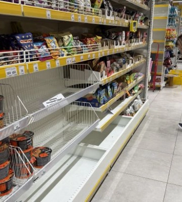 Удари росіян по складах спричинили дефіцит продуктів у Києві
