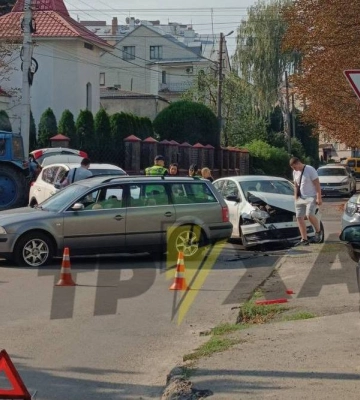 Зіткнулися дві автівки: у Луцьку на перехресті – ДТП