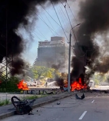Ворог двічі вдарив по харчовому підприємству у Дніпрі: двоє людей загинули