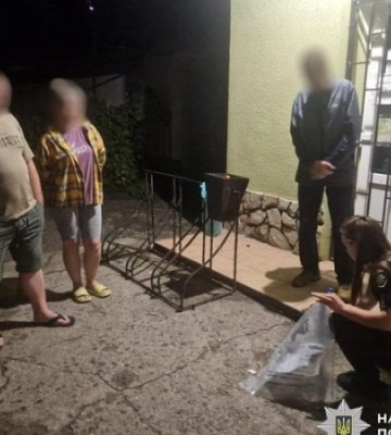 На Одещині п'яний чоловік погрожував сокирою продавчині та відвідувачам магазину і вкрав велосипед