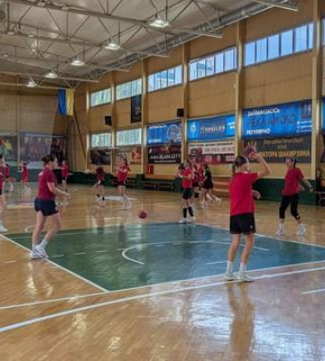 "Новая тренерша заставляет девушек попотеть": в Ровно нацелились на медали гандбольной Суперлиги
