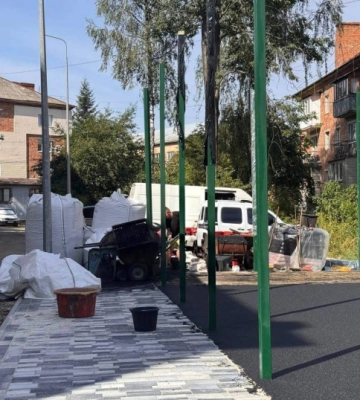 На Кармелюка у Чернівцях ремонтують дитячо-спортивний майданчик