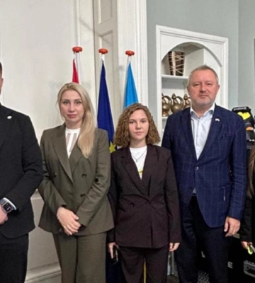 «Ми обрали Україну»: історія сестер із Донецька вразила парламент Нідерландів