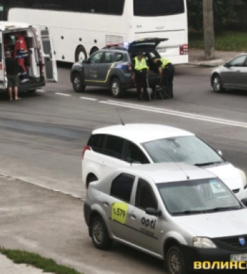 У Луцьку сталася ДТП на проспекті Відродження: жінку забрала швидка