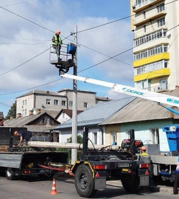 У Рівному після ДТП замінили пошкоджену опору вуличного освітлення
