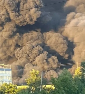 Россия трижды за день атаковала Днепр, горят продовольственные склады. ВИДЕО