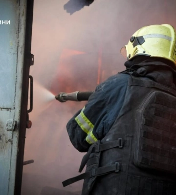 Рятувальники показали кадри ліквідації наслідків ворожої атаки по волонтерських складах в Одесі