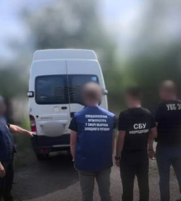 Двоє військових на службовому авто намагалися вивезти чоловіка за кордон
