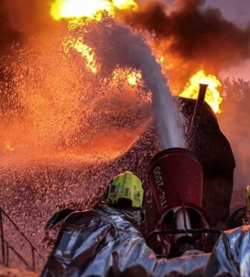 На Київщині ліквідували масштабну пожежу після російського удару
