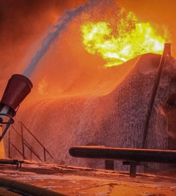 На Київщині ліквідували масштабну пожежу після російського удару