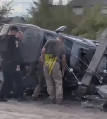 На Волині авто ТЦК врізалося у стовп і перекинулося. Водій у тяжкому стані. Відео