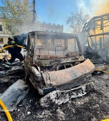 Росія атакувала українське місто: горять магазини й авто, є загиблі та поранені