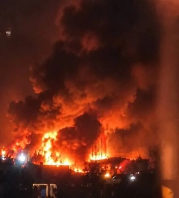 Під Києвом спалахнула масштабна пожежа: ймовірно, після атаки безпілотника