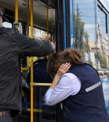 Пасажири побили кондукторку в тролейбусі у Рівному: жінку госпіталізували