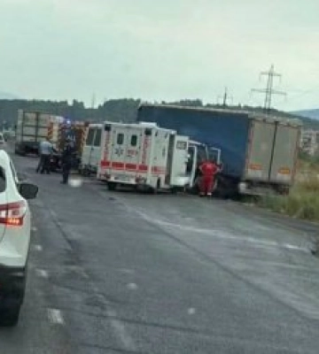 Моторошна автотроща на об’їзній Мукачева: мікроавтобус на швидкості влетів під вантажівку, задіяли спецтехніку ДСНС