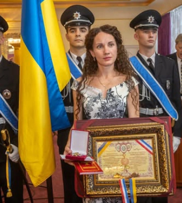 Кропивницьку письменницю Надію Гармазій нагородили Орденом Королеви Анни 