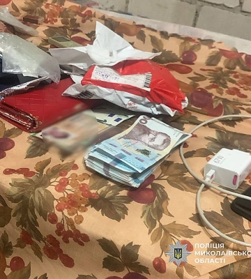 У Миколаєві чоловік викрав сумку з грошима та ювелірними виробами з камери схову супермаркету