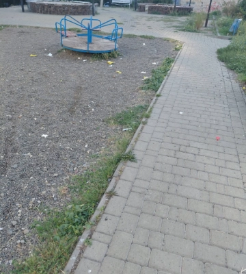 У Чернівцях містянка показала занедбаний дитячий майданчик біля Бульвару Героїв Крут
