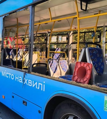 Ворог ударив по Миколаєву: пошкоджено два тролейбуси