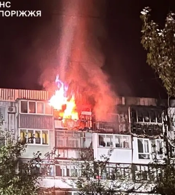 Унаслідок ворожого удару по Запоріжжю є загиблий та постраждалі: ДСНС публікує фото наслідків атаки