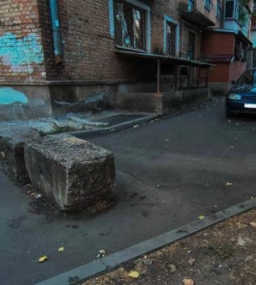 У Миколаєві демонтують бетонні блоки у дворах