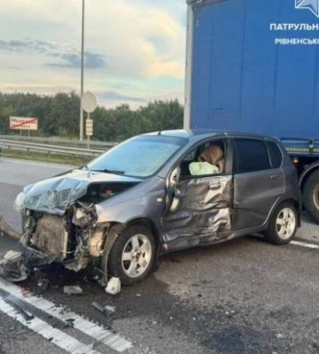 Легковик, вантажівка та автобус не розминулися на Рівненщині