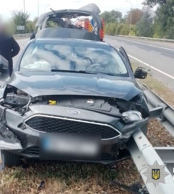На Полтавщині водій Ford Focus врізався в металеве огородження: чоловіка госпіталізували