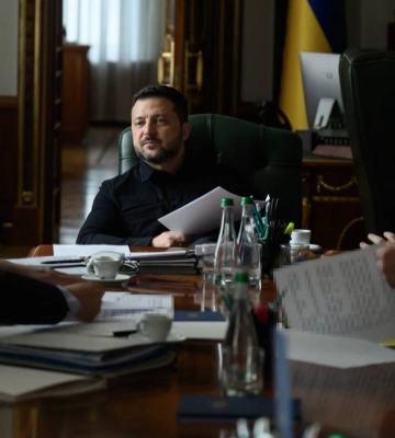 "Мир нужен": Зеленский встретился со своими переговорщиками перед приездом американцев