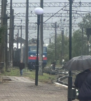 У Сваляві заблоковано залізничний переїзд: через збій електропостачання зупинився потяг