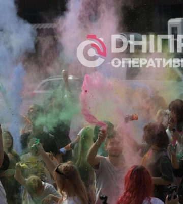 100 кг фарби та море яскравих емоцій: у Дніпрі до 500-річчя міста відновили фестиваль Kolir Fest