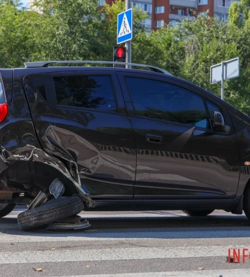 У Дніпрі Audi влетіла в маршрутку: що з людьми
