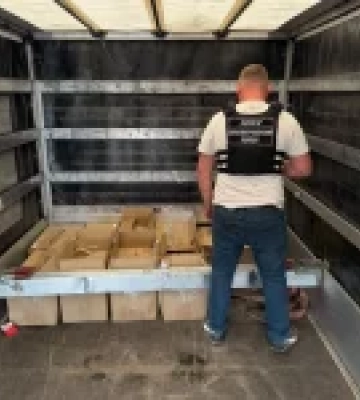 У пункті пропуску «Ужгород» зупинили незаконне ввезення майже 10 тисяч флаконів косметики