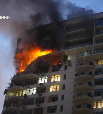 В Одесі під завалами багатоповерхівки знайшли тіло людини