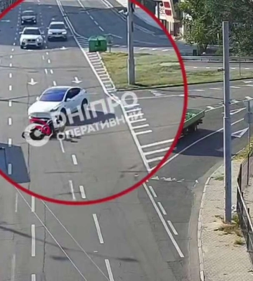 В Днепре возле ТЦ "Мост-Сити" легковой автомобиль сбил курьера на мопеде: что известно