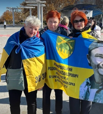Відео: Військовий Родіон Номировський передає матері білі троянди з полону в Росії