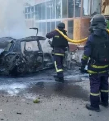 Удар російського дрона по парковці супермаркету в Краматорську: одна людина загинула, двоє поранені